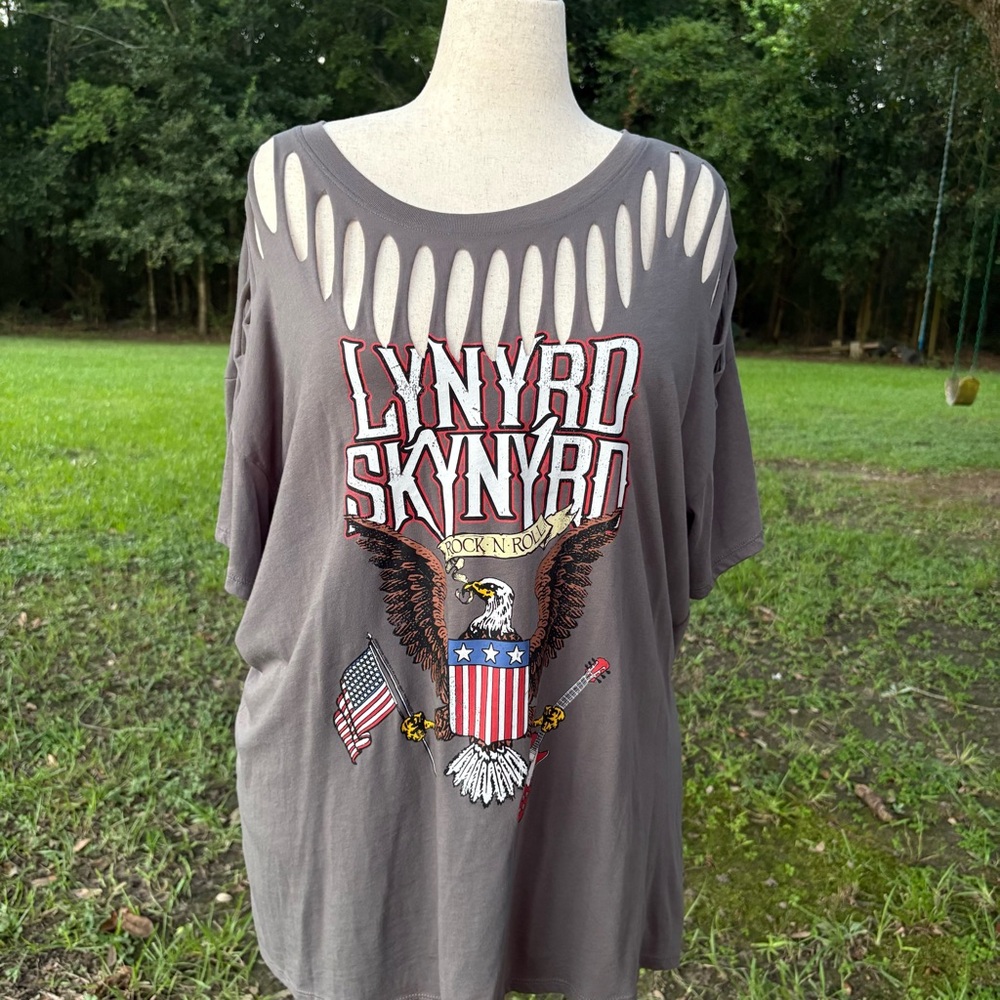 LYNYRD SKYNYRD GRAY SHORT SLEEVE RIPPED PLUS CONCERT T SHIRT TORRID GUC